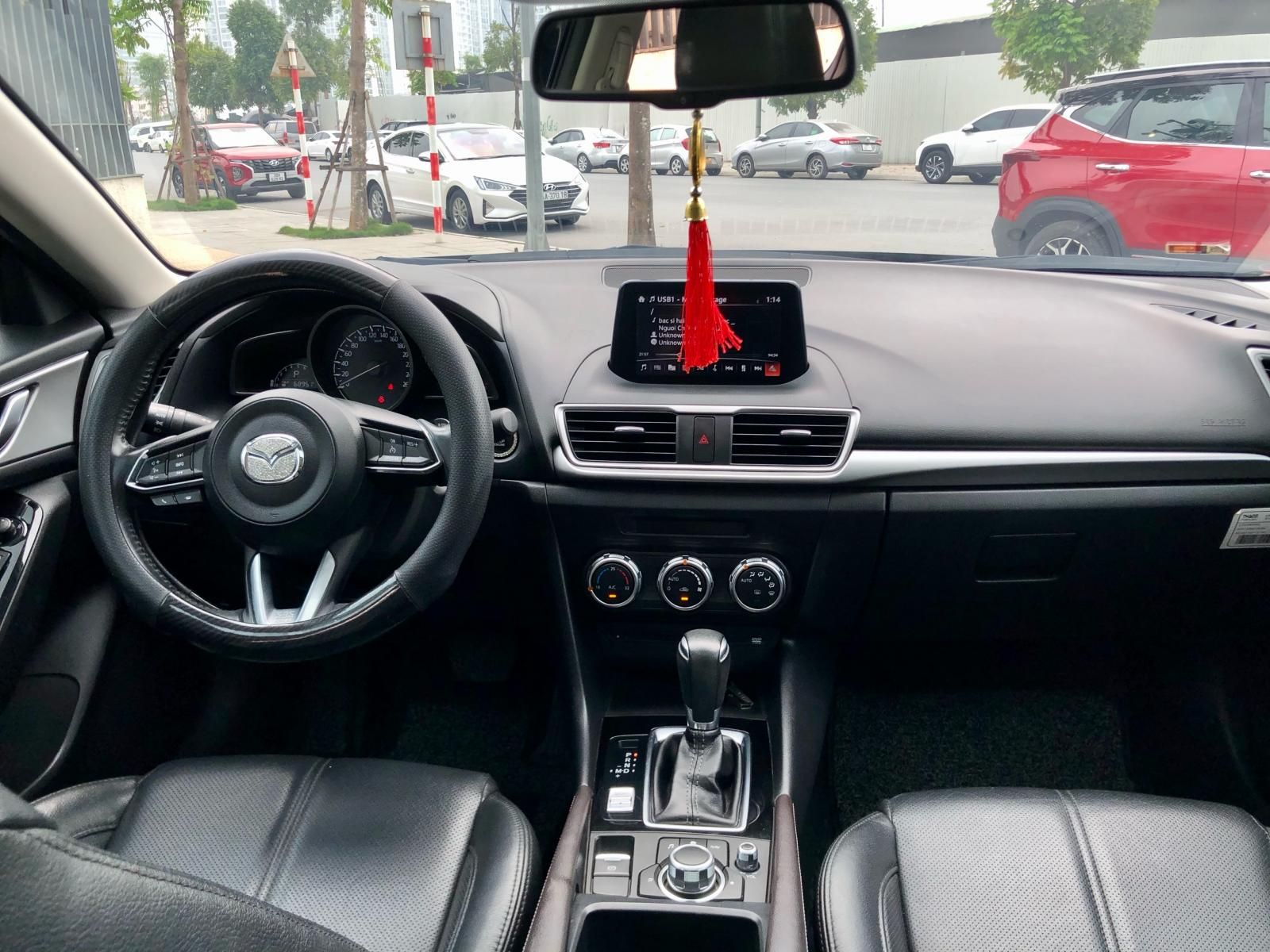 Mazda 3 2019 - Cần bán xe gia đình giá tốt 560tr