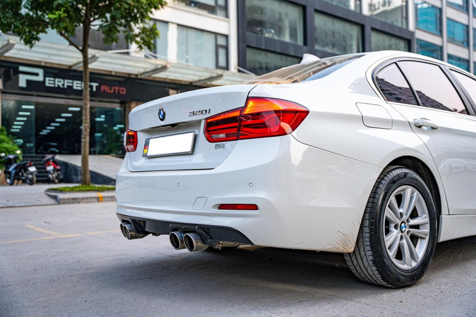 BMW 320i 2016 - Xe màu trắng