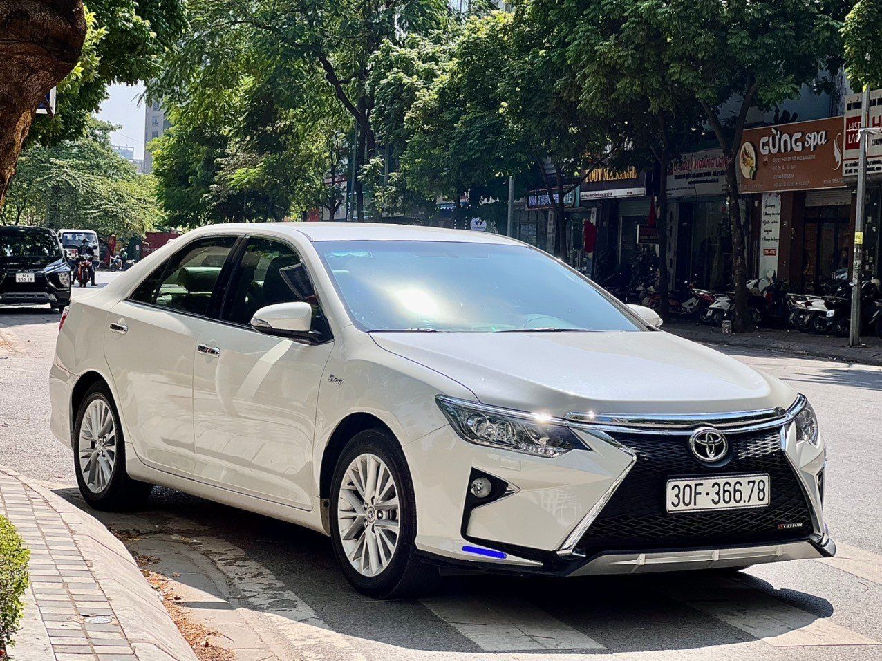 Toyota Camry 2018 - Xe màu trắng, 815 triệu