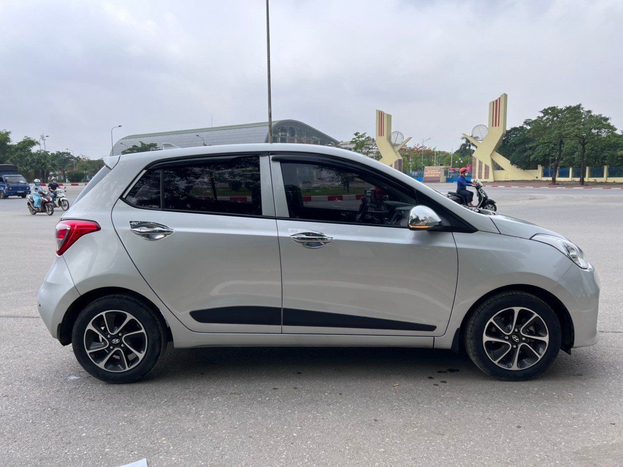 Hyundai Grand i10 2019 - Xe màu bạc