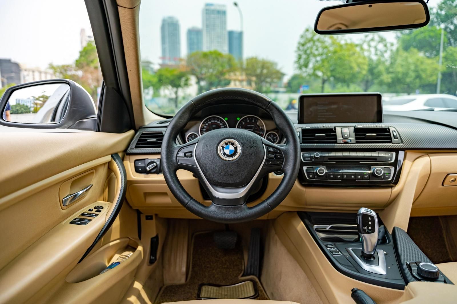 BMW 320i 2016 - Xe màu trắng