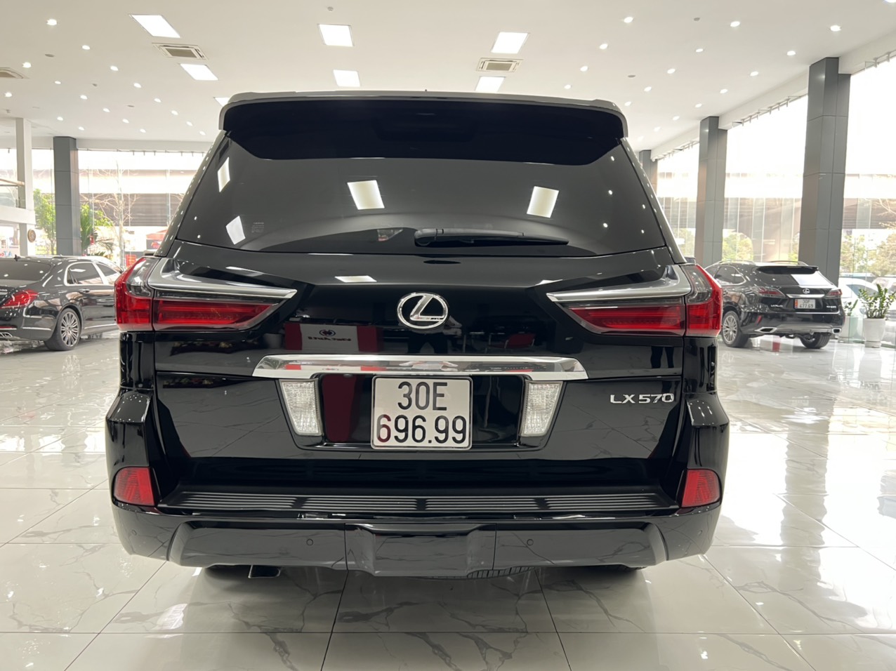 Lexus LX 570 2016 - Cần bán gấp Lexus LX 570 đời 2016, màu đen, xe nhập Mỹ xe siêu đẹp