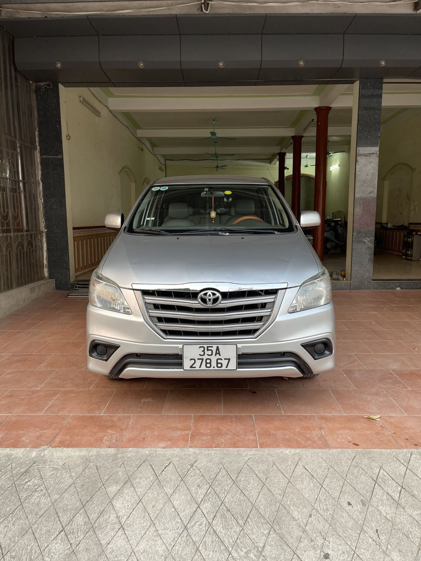 Toyota Innova 2015 - Xe màu bạc