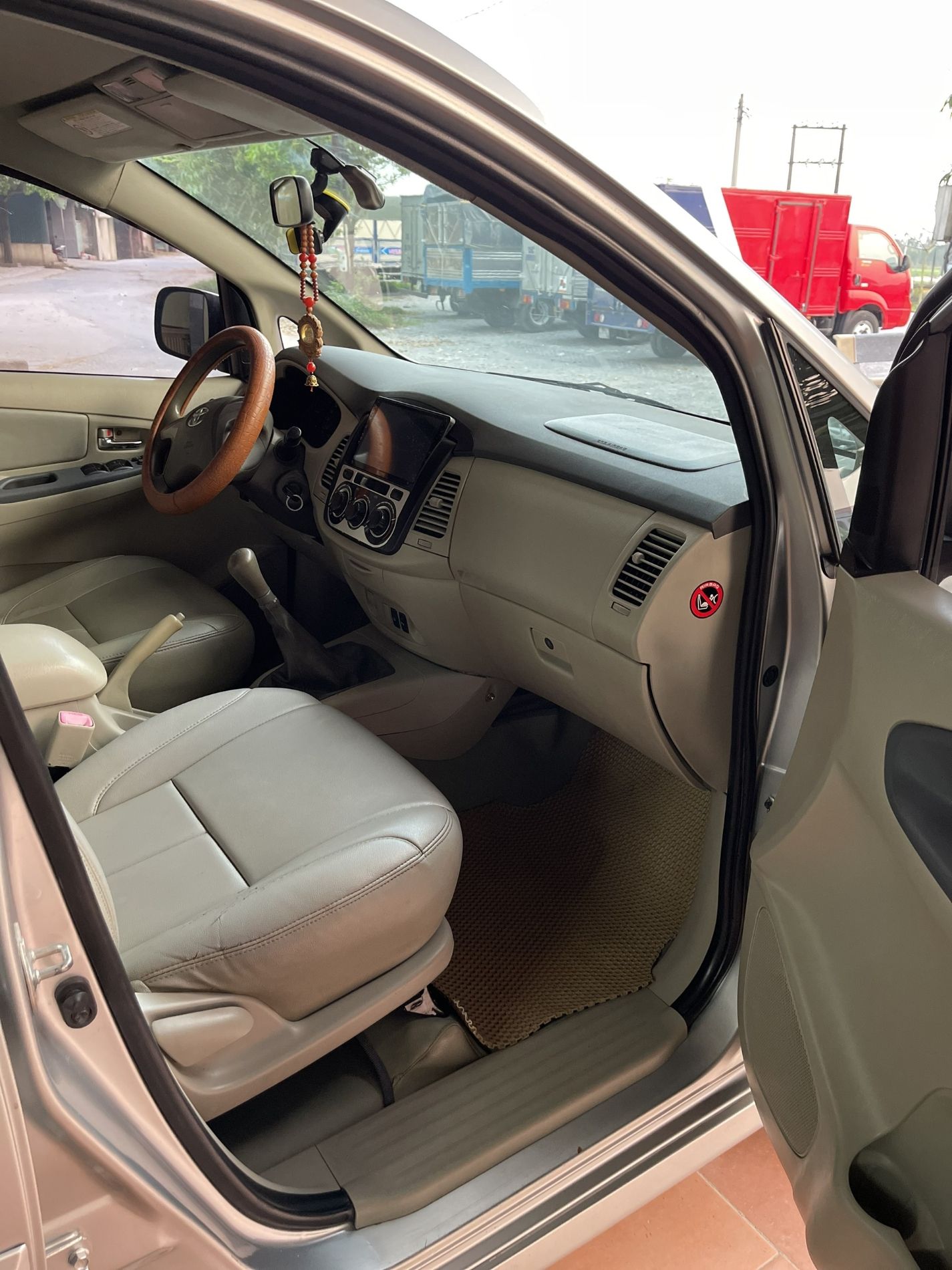 Toyota Innova 2015 - Xe màu bạc