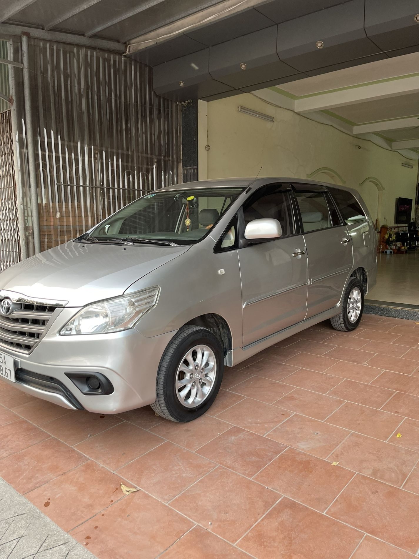 Toyota Innova 2015 - Xe màu bạc