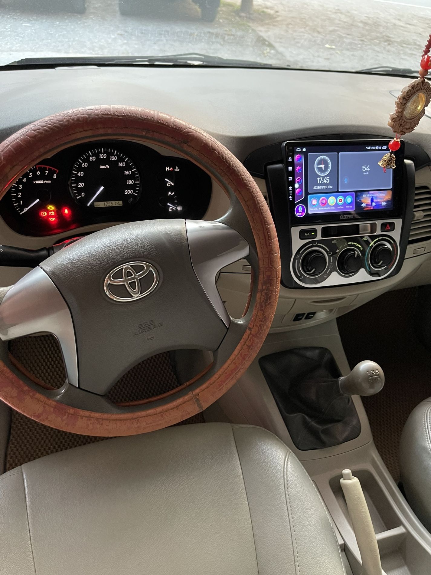 Toyota Innova 2015 - Xe màu bạc