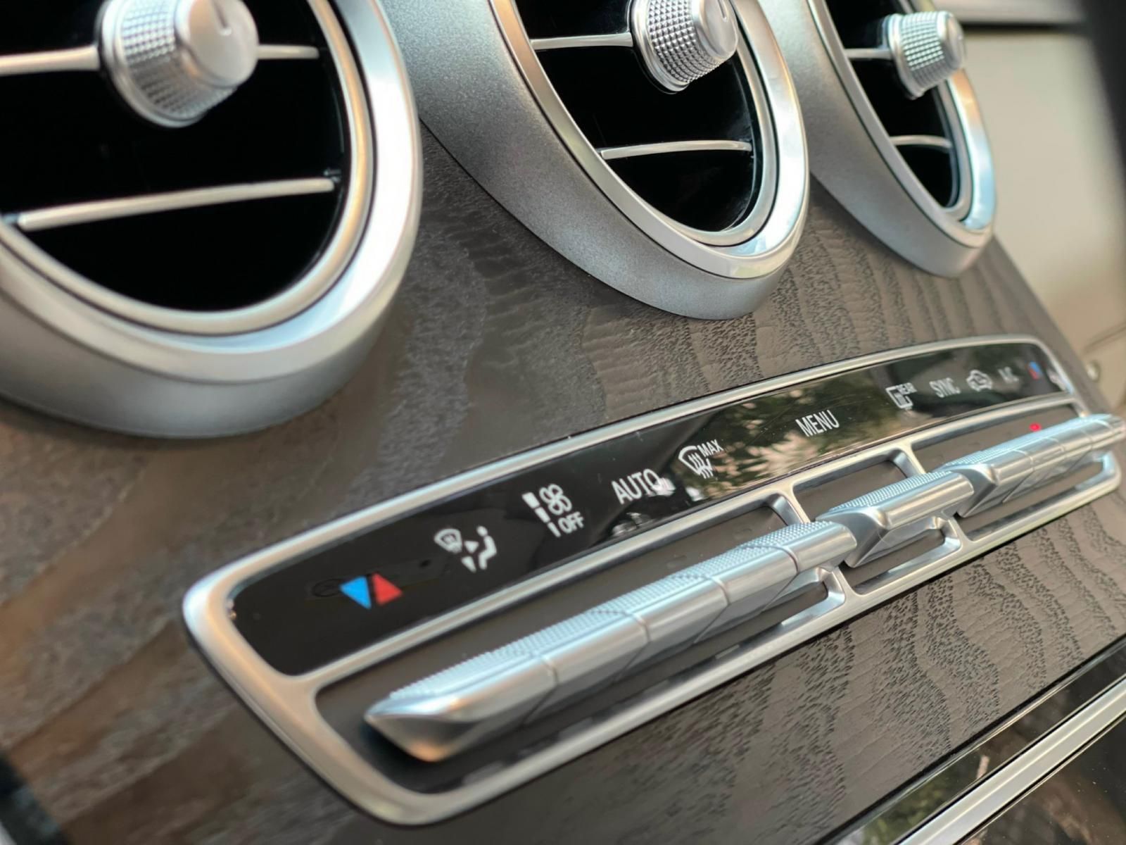 Mercedes-Benz C200 2019 - Trắng, nội thất kem, giá thiện chí