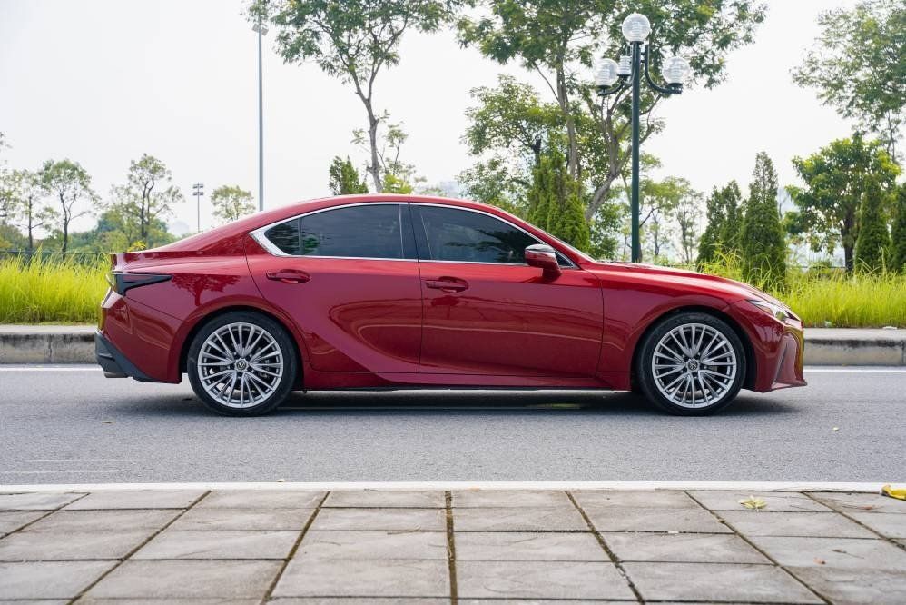 Lexus IS 300 2021 - Xe màu đỏ, nhập khẩu số tự động