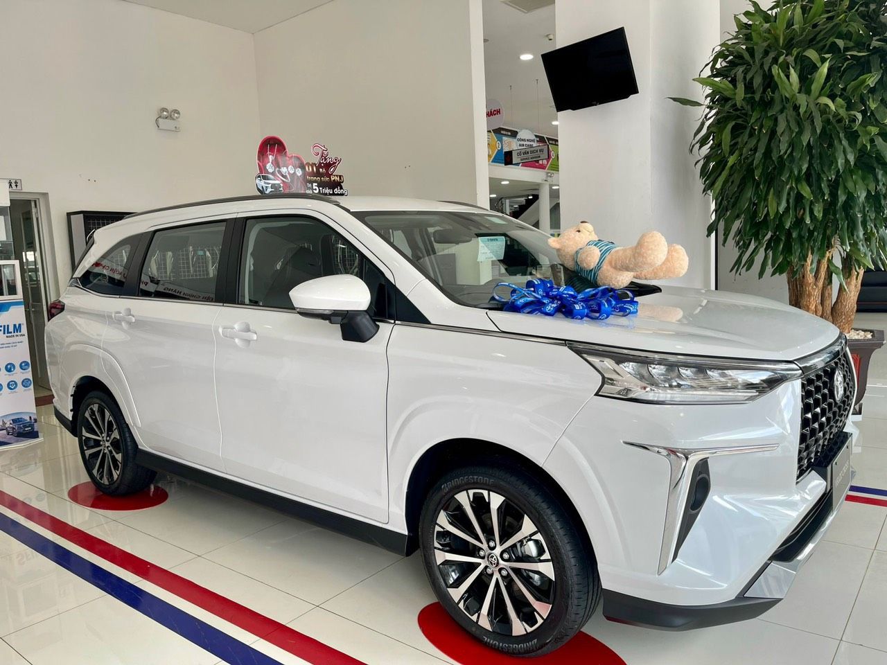 Toyota Veloz Cross 2023 - Liên hệ hotline ngay để nhận ưu đãi giảm giá và nhiều voucher