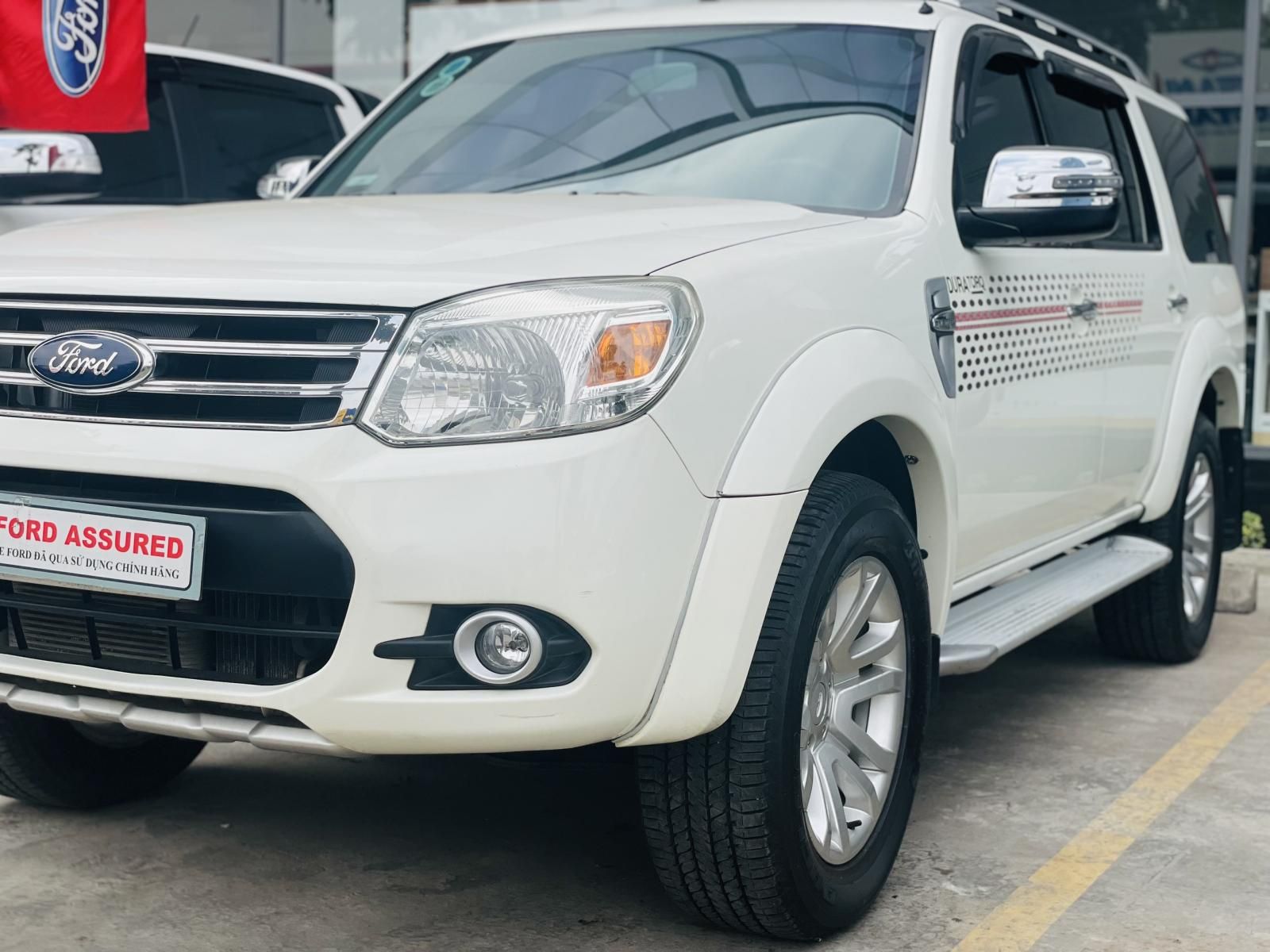 Ford Everest 2013 - Xe màu trắng