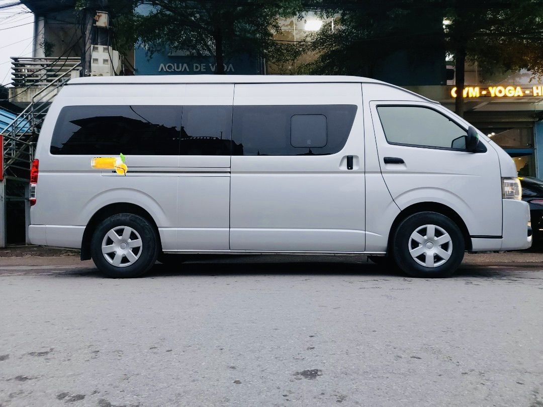 Toyota Hiace 2018 - Máy dầu, chạy 1,4 vạn kilomet, tên công ty xuất hoá đơn