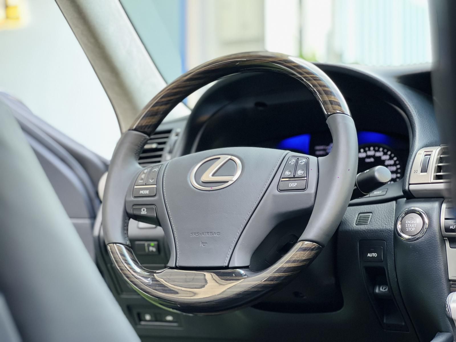 Lexus LS 460 2015 - Màu đen nội thất đen