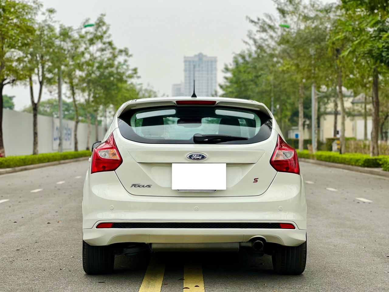 Ford Focus 2014 - Cần bán xe màu trắng