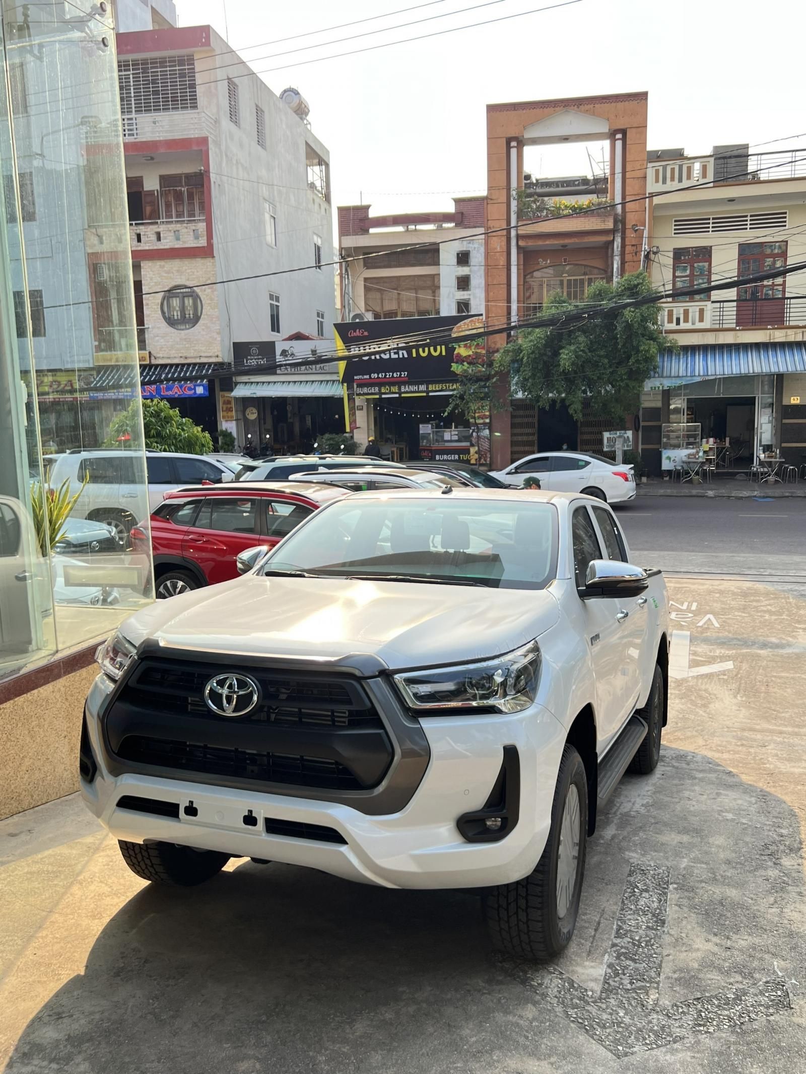 Toyota Hilux 2023 - Giao xe ngay