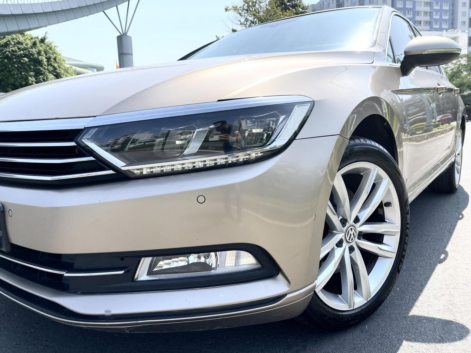 Volkswagen Passat 2017 - Máy 1.8 Turbo ít hao xăng 100km/8 lít, màu vàng cát, full cao cấp nhất đủ đồ