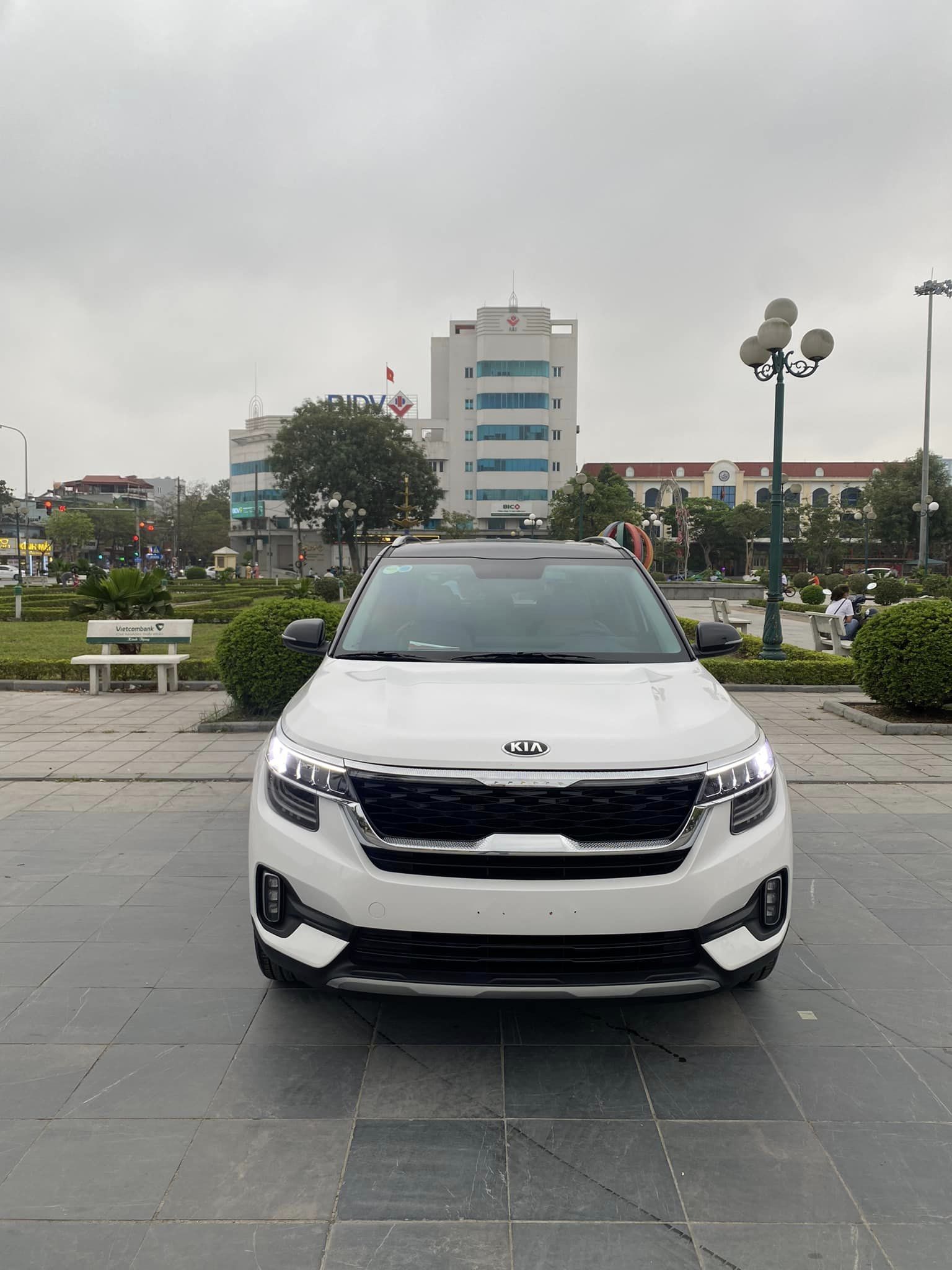 Kia Seltos 2021 - Màu trắng, nhập khẩu