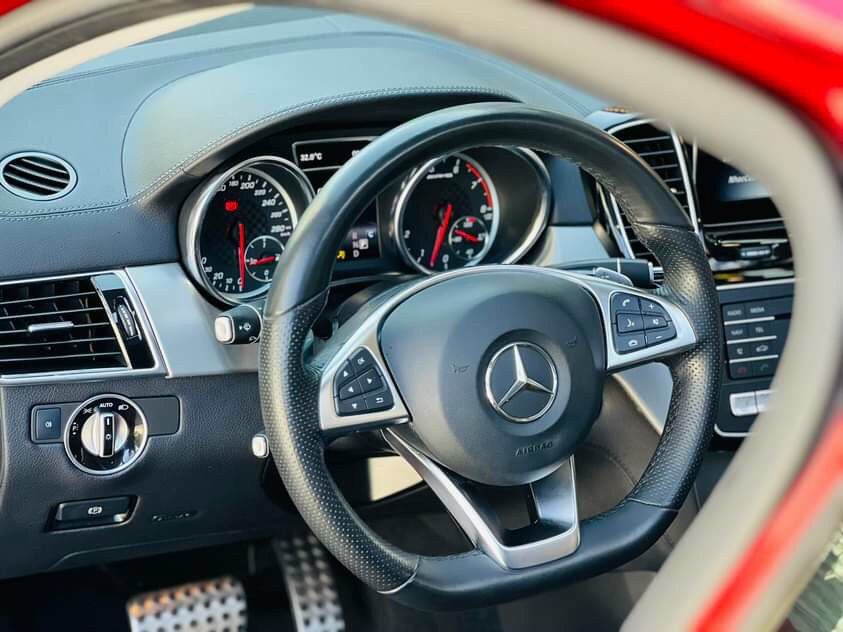 Mercedes-Benz GLE 43 2018 - Xe màu đỏ