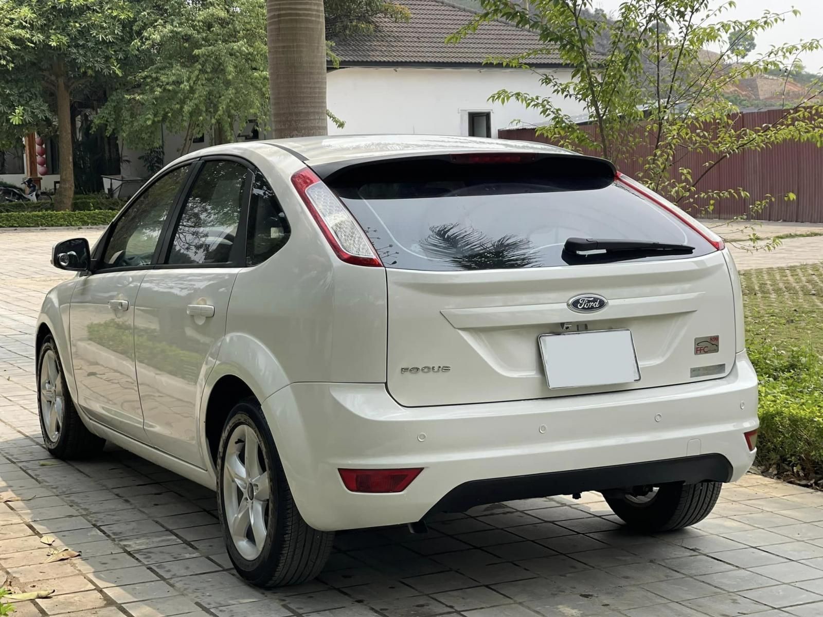 Ford Focus 2011 - Màu trắng, xe nhập số tự động