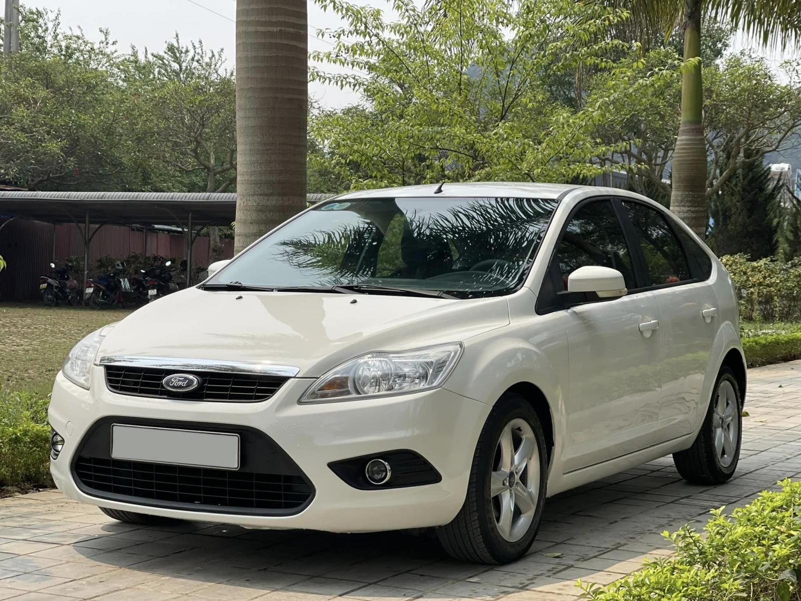 Ford Focus 2011 - Màu trắng, xe nhập số tự động