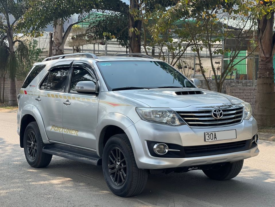 Toyota Fortuner 2015 - Màu bạc số sàn