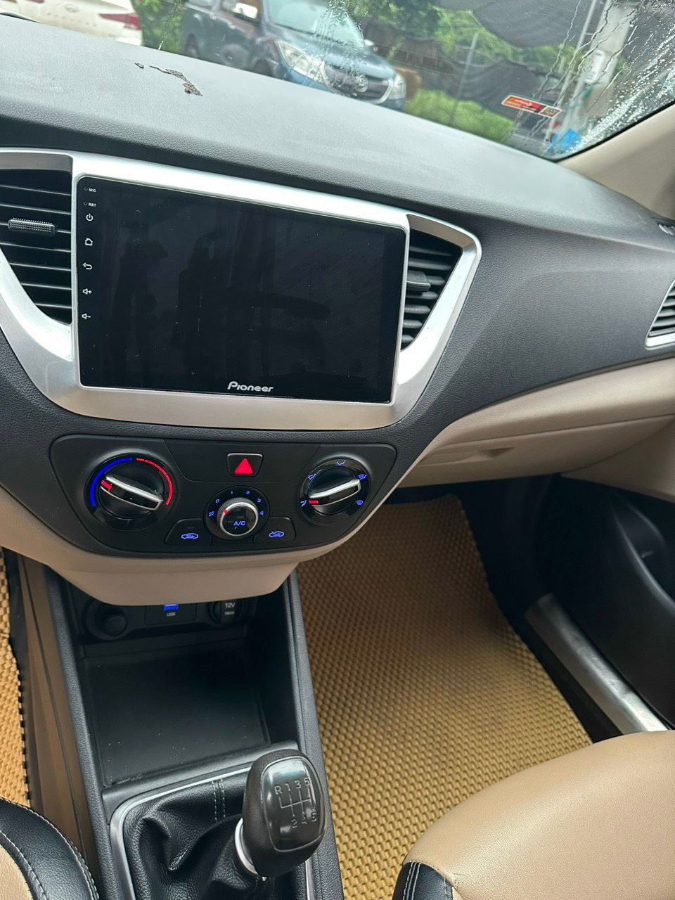 Hyundai Accent 2021 - Màu trắng, số sàn