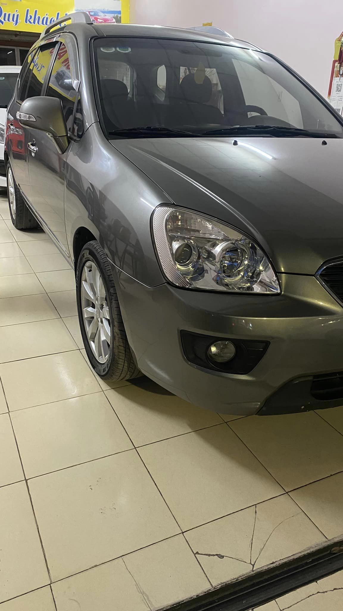 Kia Carens 2011 - 2.0 số sàn, màu xám lông chuột