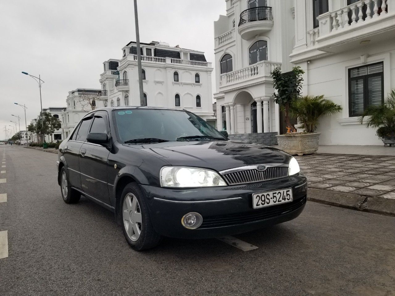 Ford Laser 2002 - Màu đen, giá rẻ