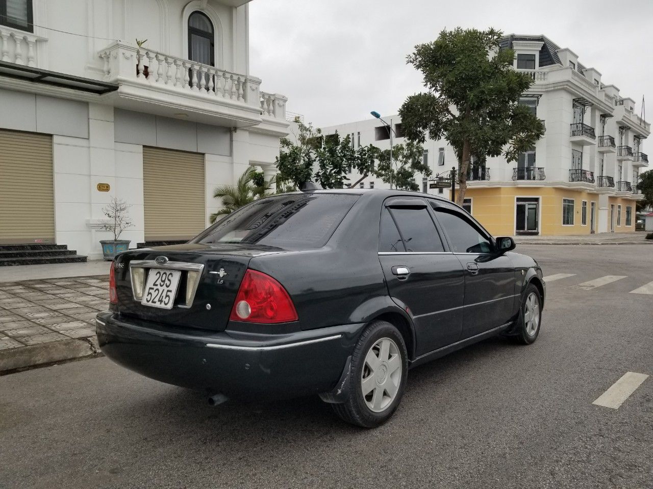 Ford Laser 2002 - Màu đen, giá rẻ