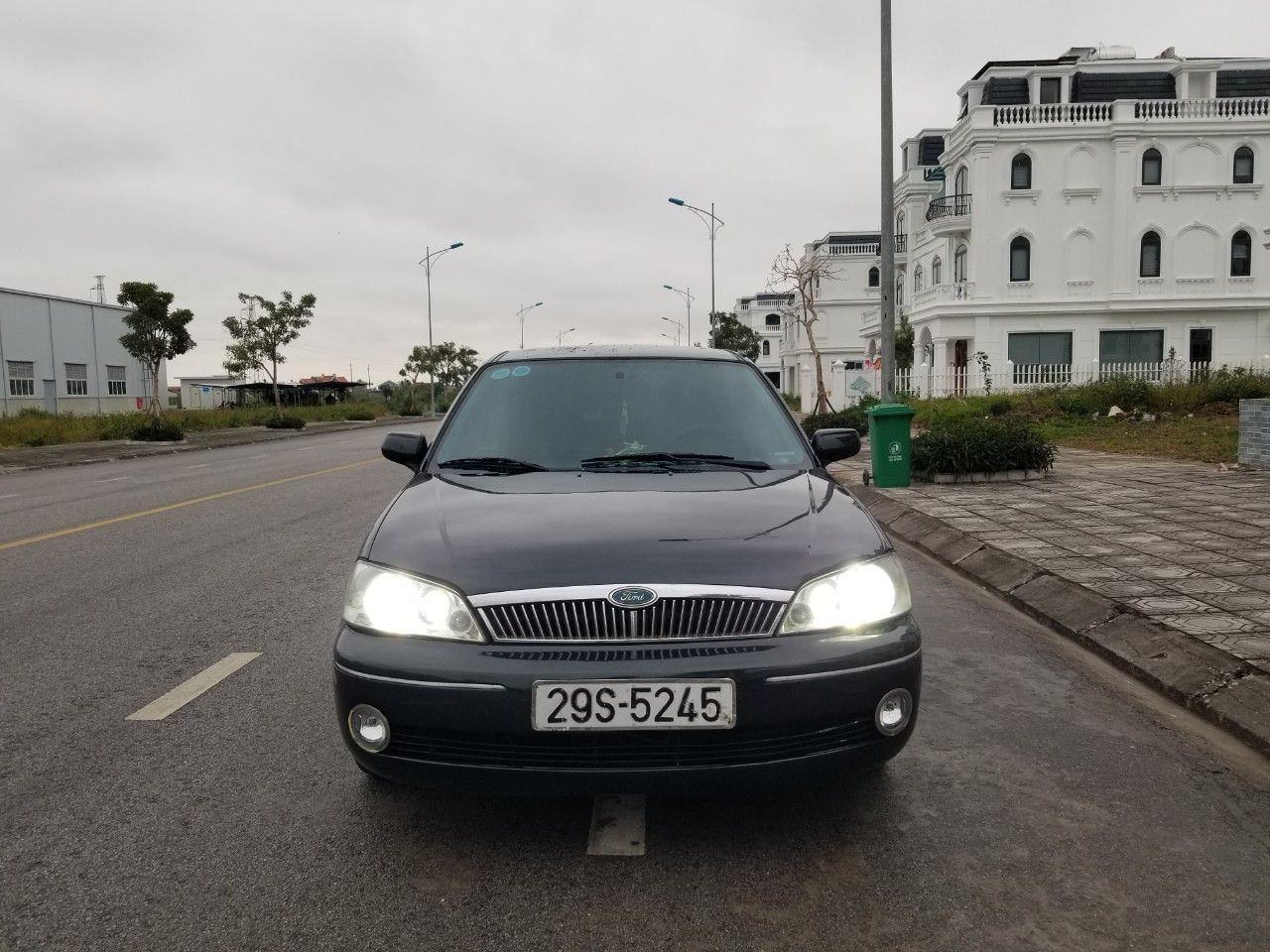 Ford Laser 2002 - Màu đen, giá rẻ