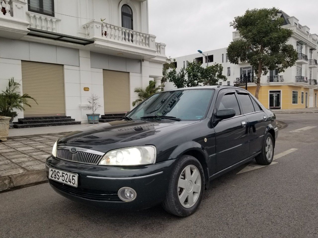 Ford Laser 2002 - Màu đen, giá rẻ