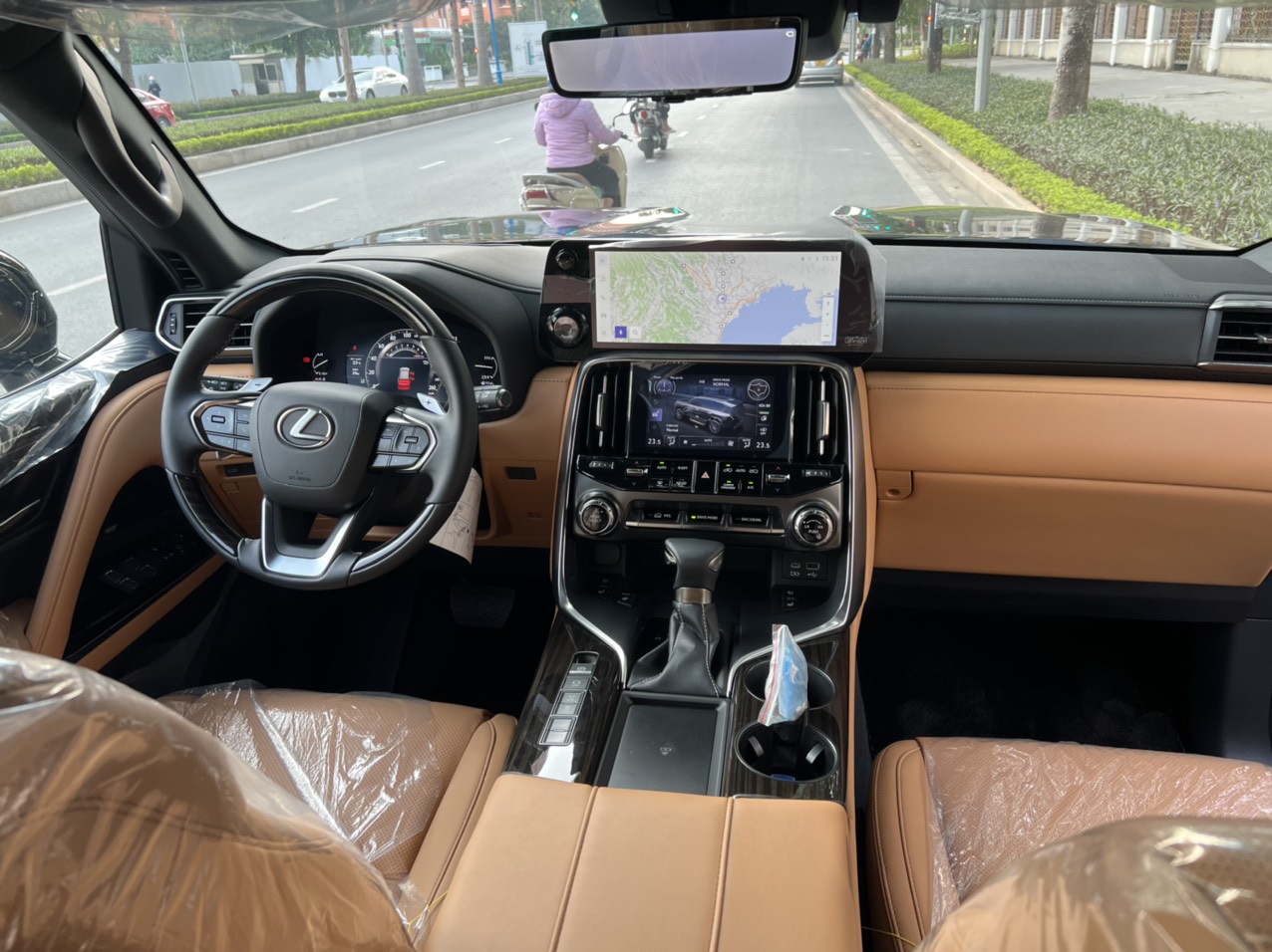Lexus LX 600 2023 - Lexus LX600 nhập mới 100% xe màu đen nội thất nâu da bò 