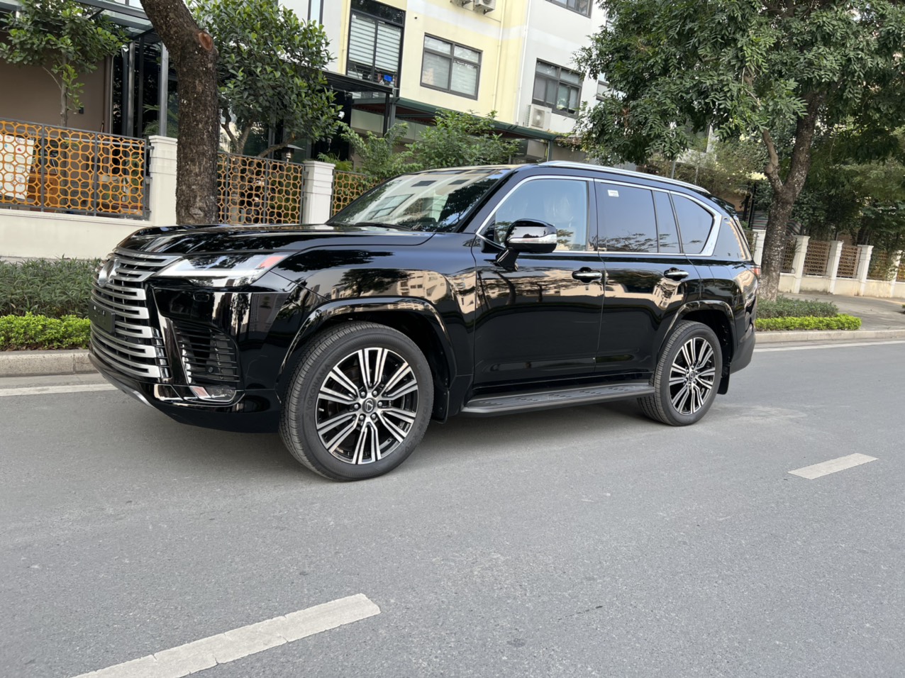 Lexus LX 600 2023 - Lexus LX600 nhập mới 100% xe màu đen nội thất nâu da bò 