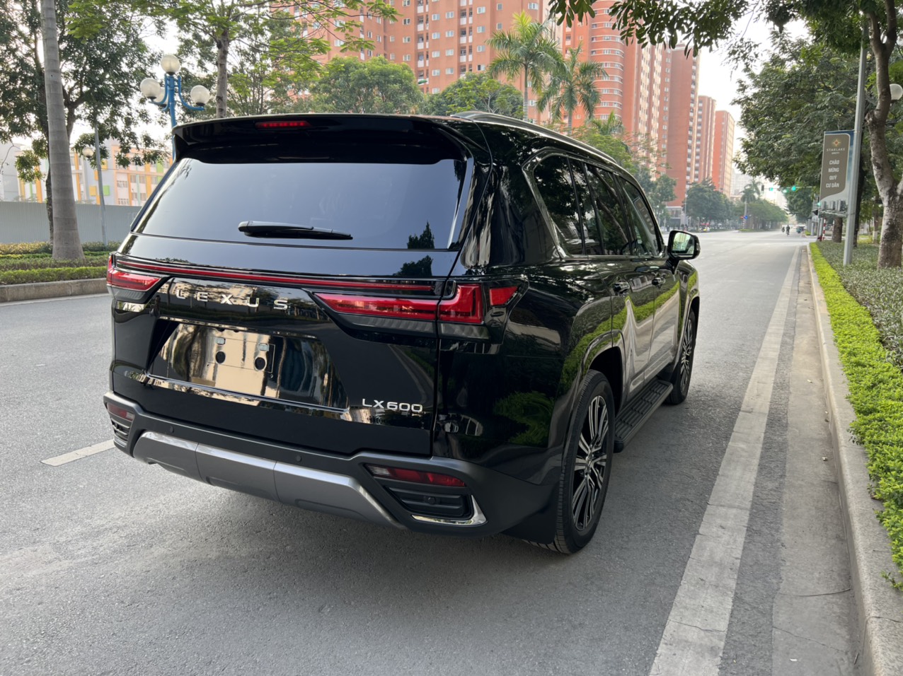 Lexus LX 600 2023 - Lexus LX600 nhập mới 100% xe màu đen nội thất nâu da bò 