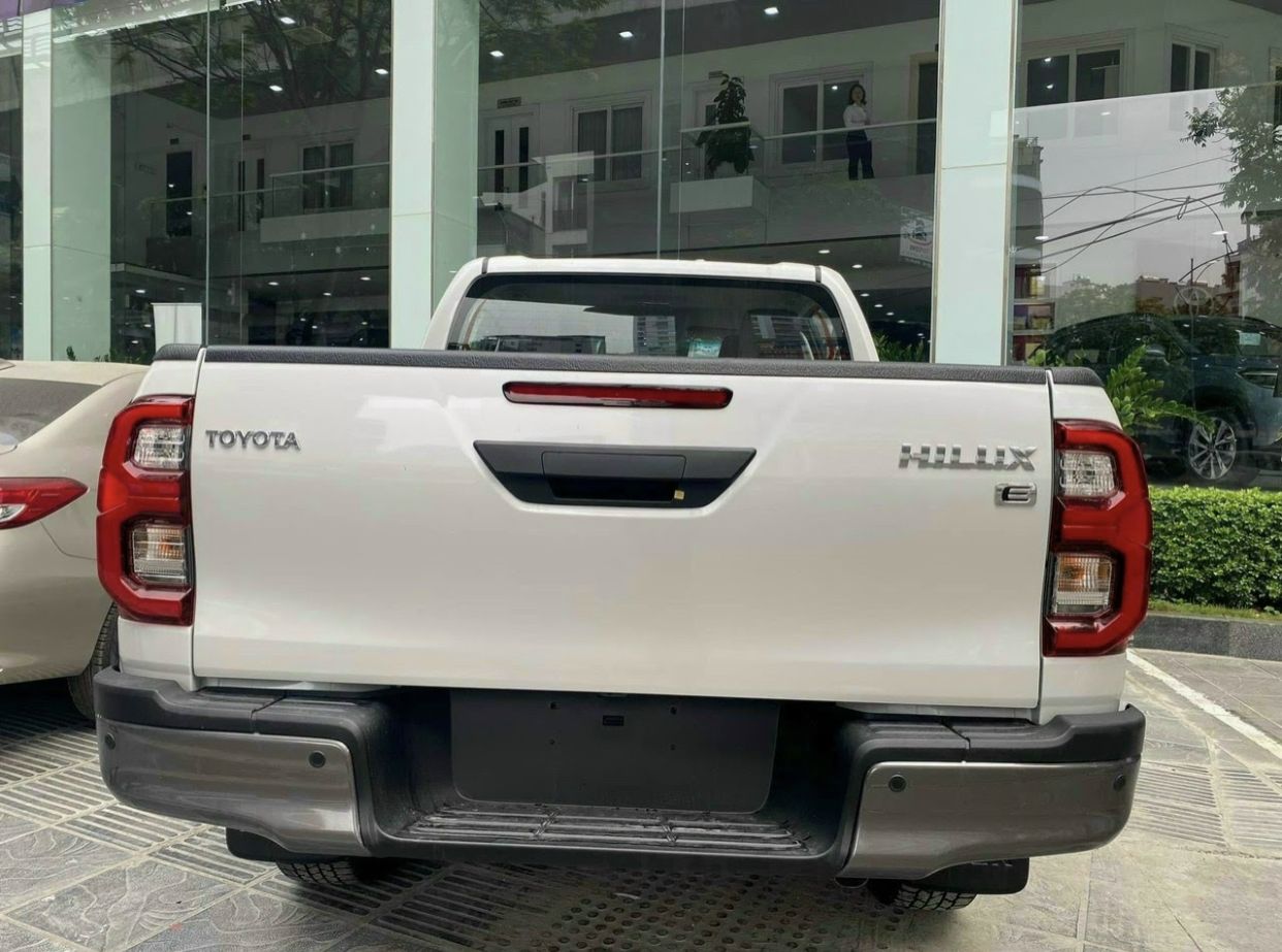 Toyota Hilux 2023 - Chỉ từ 842 triệu