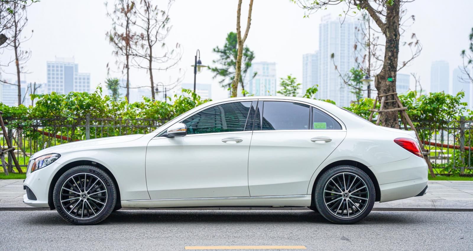 Mercedes-Benz C200 2021 - Xe đẹp không lỗi nhỏ