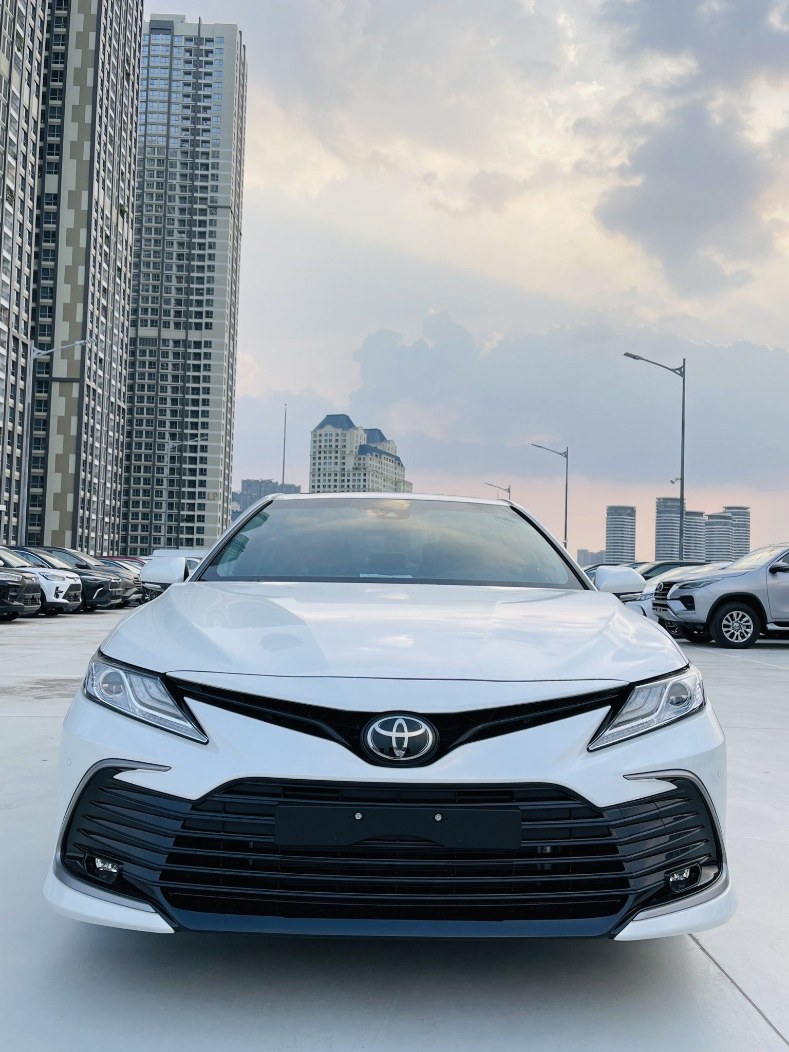 Toyota Camry 2023 - Tặng bảo hiểm và nhiều quà khác