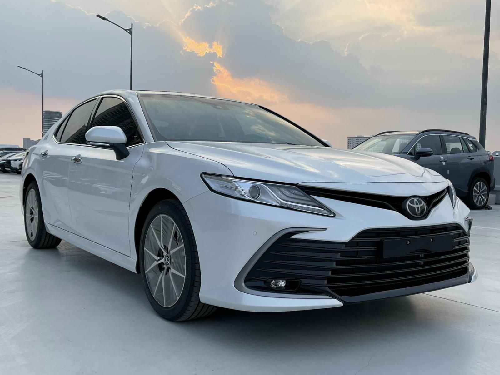 Toyota Camry 2023 - Tặng bảo hiểm và nhiều quà khác