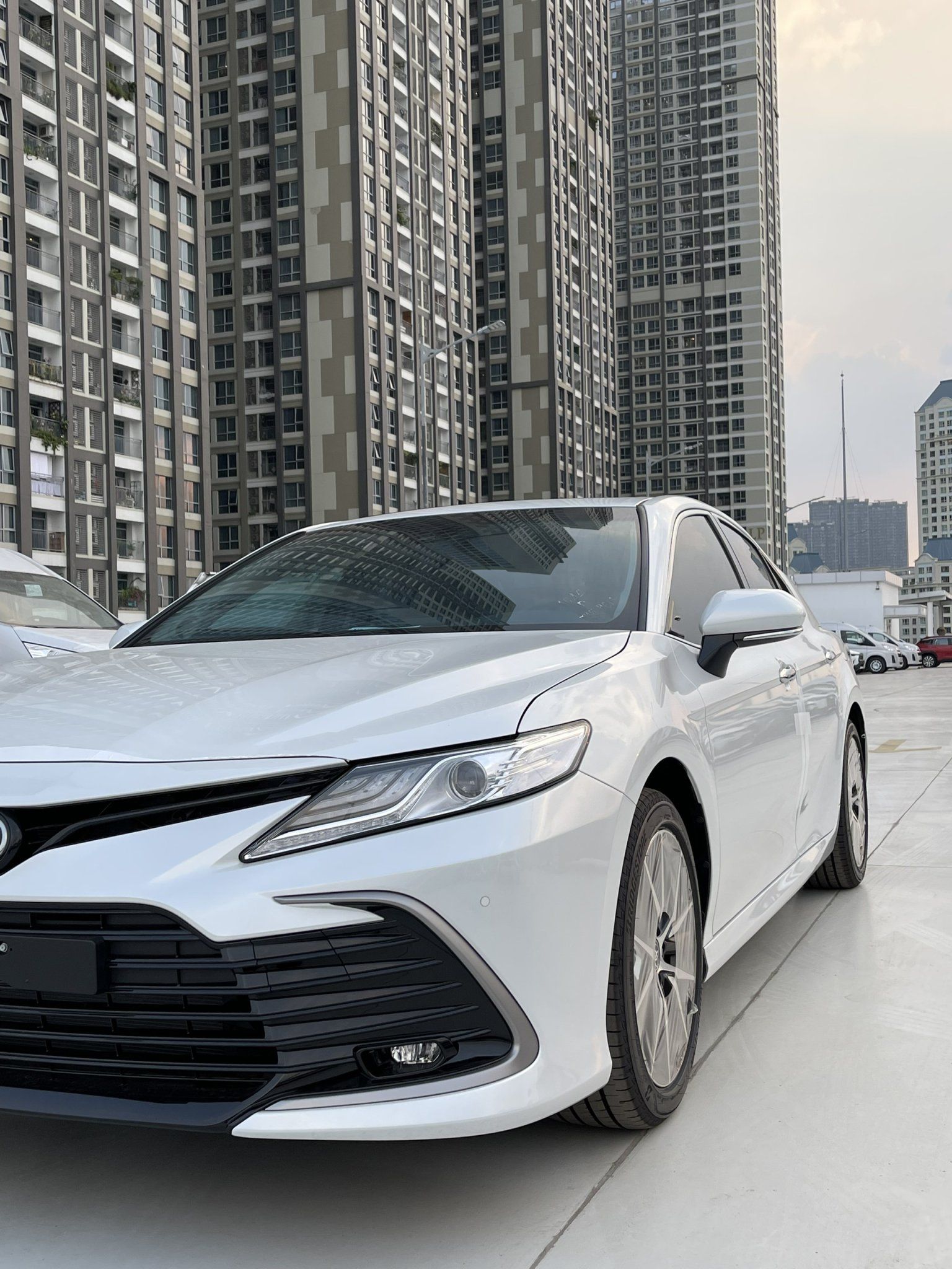 Toyota Camry 2023 - Tặng bảo hiểm và nhiều quà khác