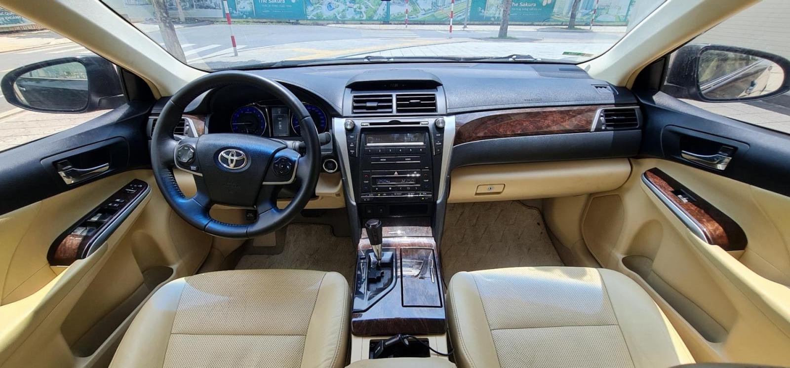 Toyota Camry 2017 - Chính chủ từ mới, muốn đổi xe nên cần bán trong ngày