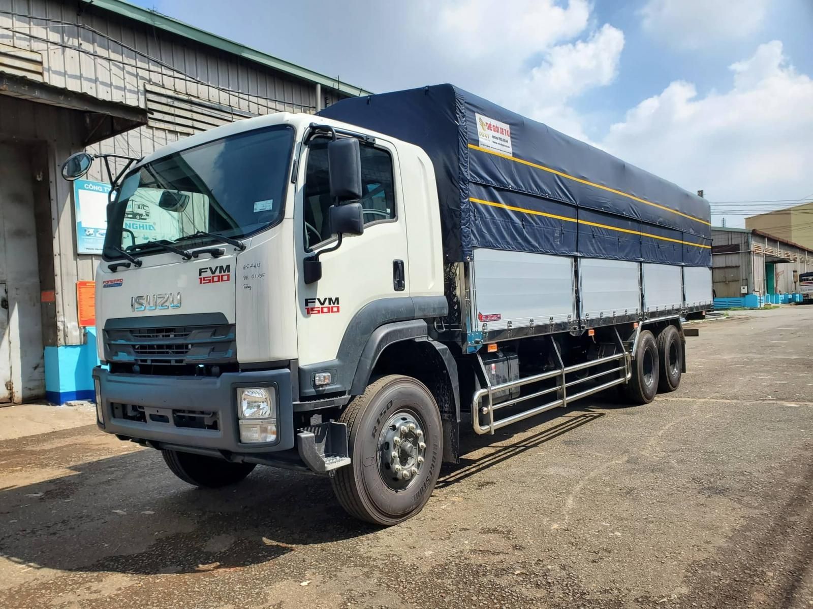 Isuzu FVM1500 2023 - Thùng bạt Inox 15 tấn, dài 9.4m, KM 40tr, cam hành trình, bao da tay lái, thảm lót sàn