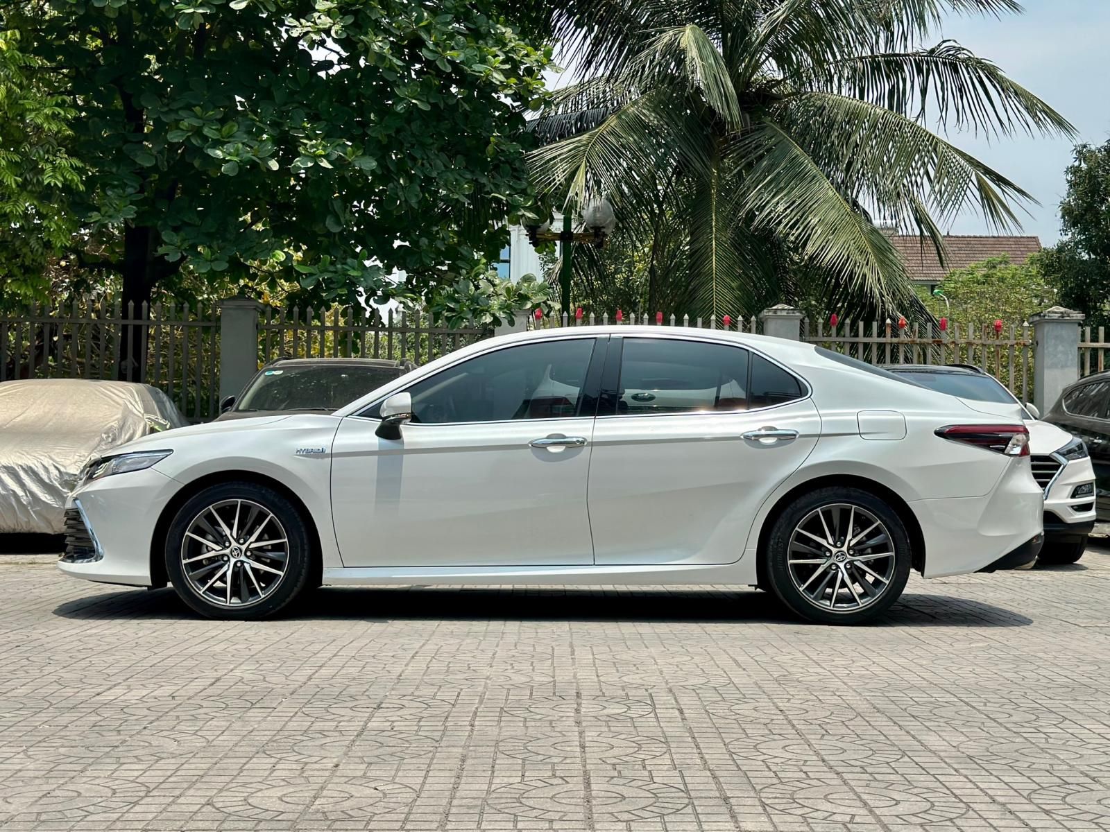 Toyota Camry 2022 - Tên công ty, biển Hà Nội