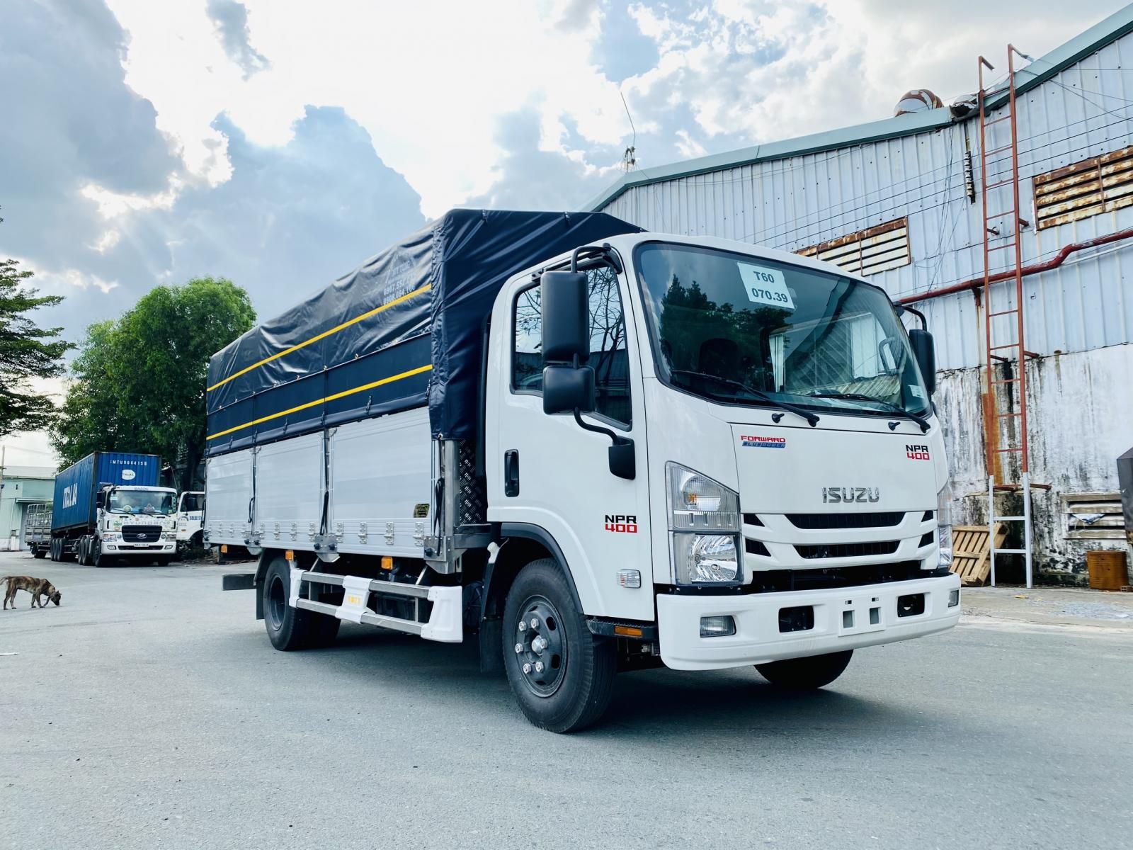 Isuzu 2023 - Xe 3t5 thùng bạt dài 5m2 KM 20tr tiền mặt, cam hành trình, bao da tay lái thảm lót sàn.