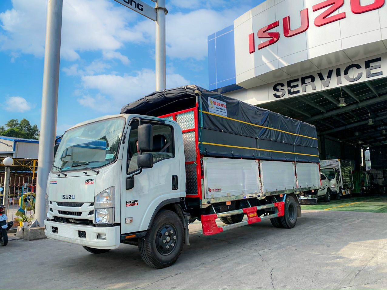 Isuzu NQR 2023 - Thùng bạt inox 6 tấn, có sẵn giao ngay, KM 20tr tiền mặt