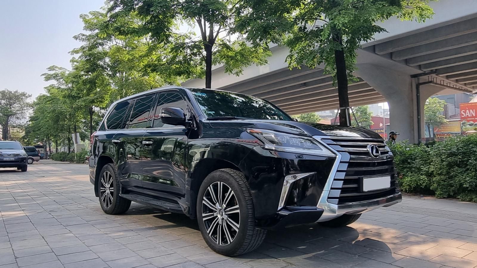 Lexus LX 570 2018 - Màu đen, tên công ty