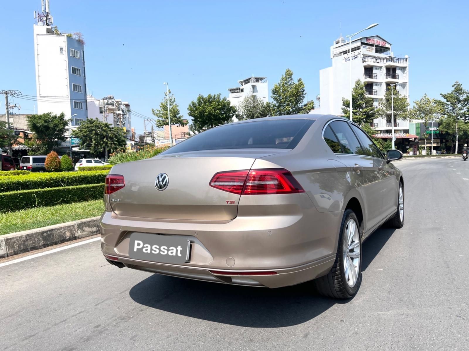 Volkswagen Passat 2017 - Máy 1.8 Turbo ít hao xăng 100km/8 lít, màu vàng cát, full cao cấp nhất đủ đồ