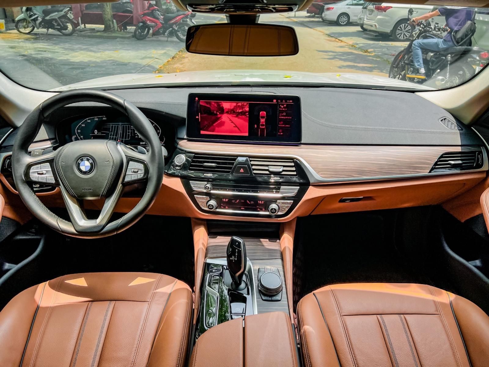 BMW 520i 2021 - Màu trắng, siêu lướt 17.000km