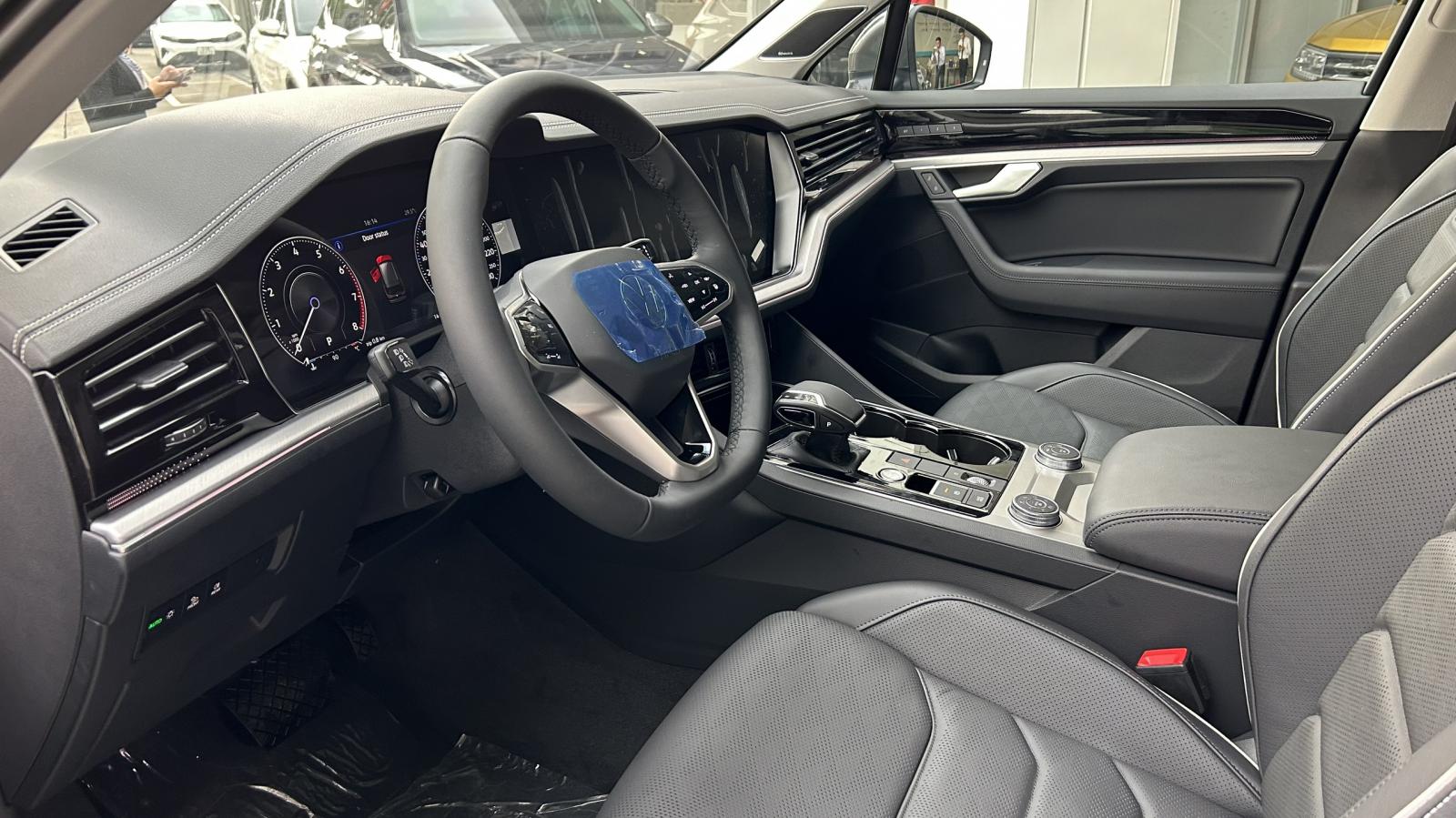 Volkswagen Touareg Touareg Luxury 2023 - Bán Volkswagen Xám Toureg  siêu đẹp giá tốt