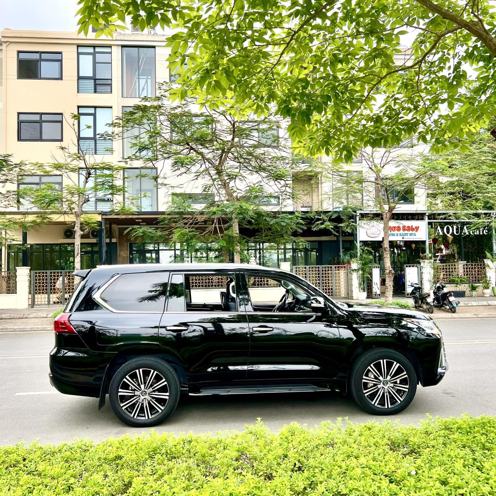 Lexus LX 570 2019 - Màu đen, nội thất đen