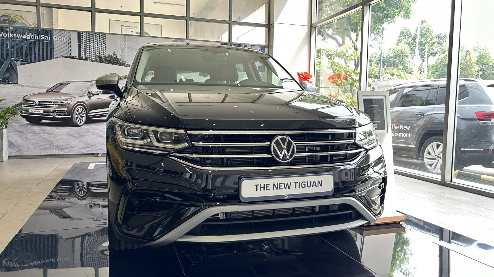 Volkswagen Tiguan Tiguan đen giá cực tốt sẵn xe giao ngay 2022 - Bán Volkswagen Tiguan Tiguan đen giá cực tốt sẵn xe giao ngay đời 2022, màu đen, nhập khẩu nguyên chiếc