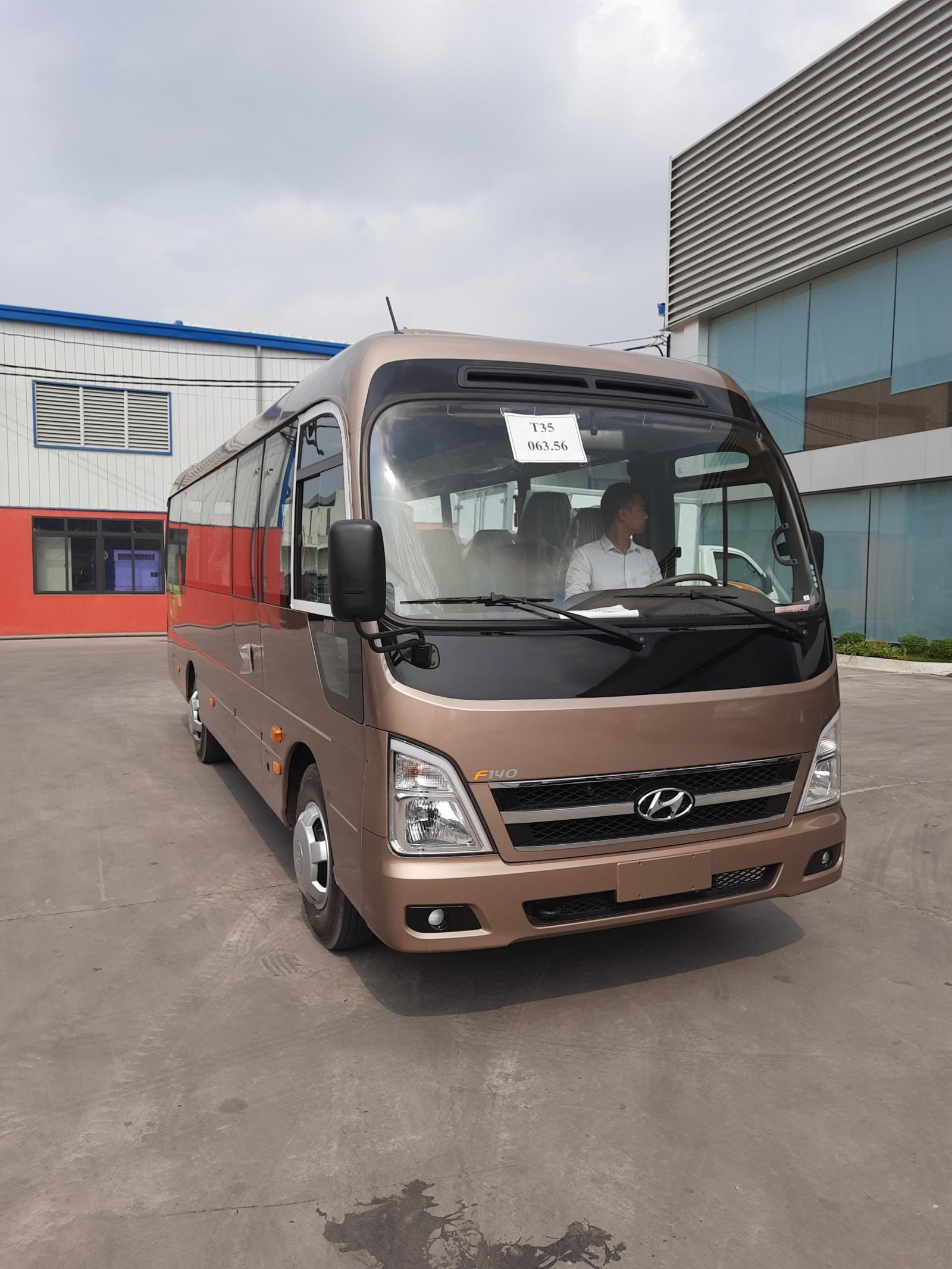 Hyundai County 2023 - Cửa xoay,  29 chỗ, tặng 100 thuế trước bạ, quà tặng đầy đủ theo xe